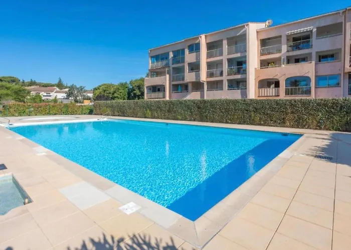 With Pool And Balcony Sainte-Maxime