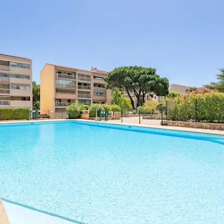 With Pool And Balcony Sainte-Maxime