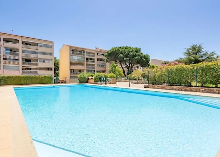 With Pool And Balcony Sainte-Maxime